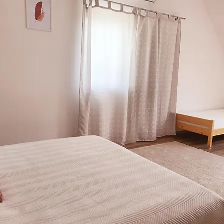 Pinkoczi Apartmanhaz * Balatonalmadi